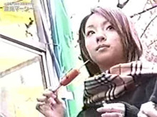 生理中のパンチラ！生理で汚れたパンツを履く女子高生・・・ナプキンは？？