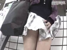 ミニスカートが風でヒラリっ！風のいたずらパンチラです☆