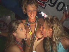外人の金髪女子大生！酔って淫乱乱交パーティーを盗撮した洋物動画！